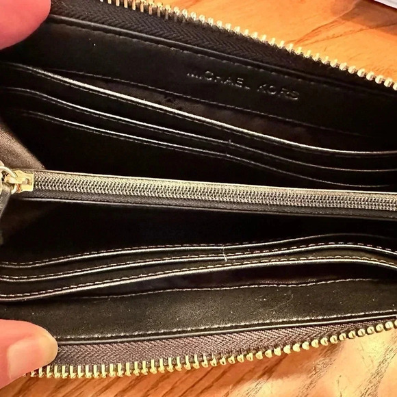 - NWT Michael Kors Jet Set Travel Large Logo Three Quarter Zip Wallet - Picture 5 of 7